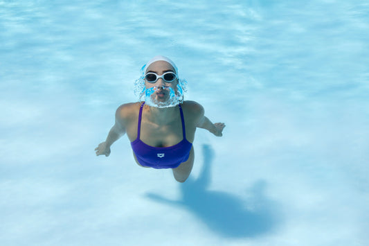 NATACIÓN Y MINDFULNESS: ENCUENTRA LA ARMONÍA ENTRE CUERPO Y MENTE EN EL AGUA
