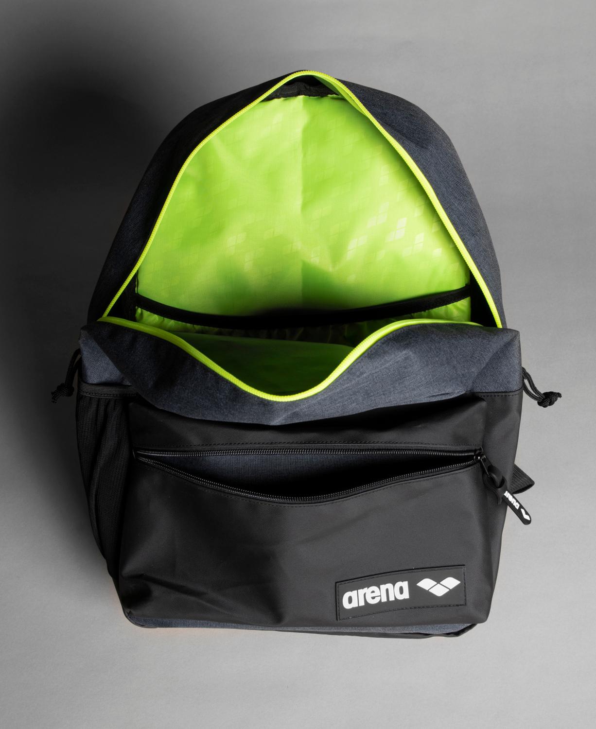 Gris oscuro-